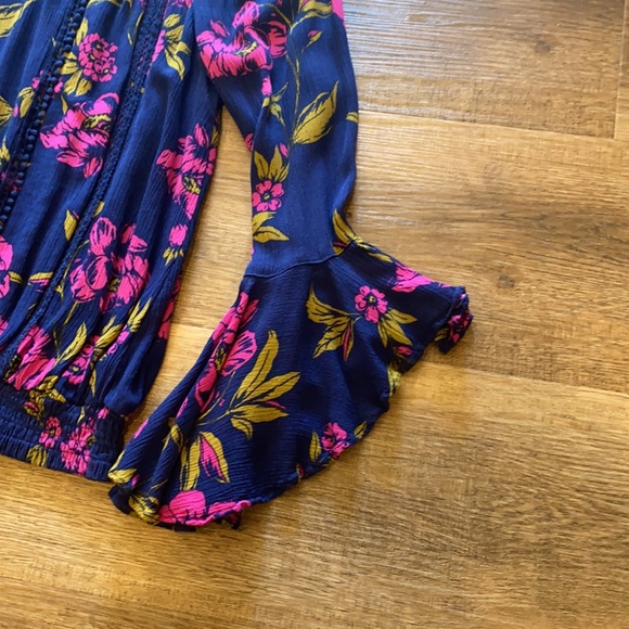 Express Bell-Sleeved Top - Picture 4 of 9